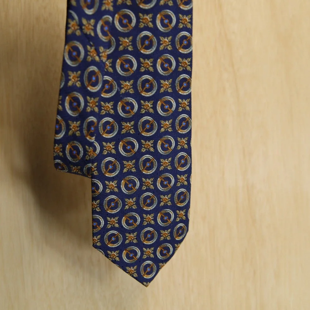Valentino Cravatte Navy Blue Silk Geometric Medallion Floral Crest Tie Italy